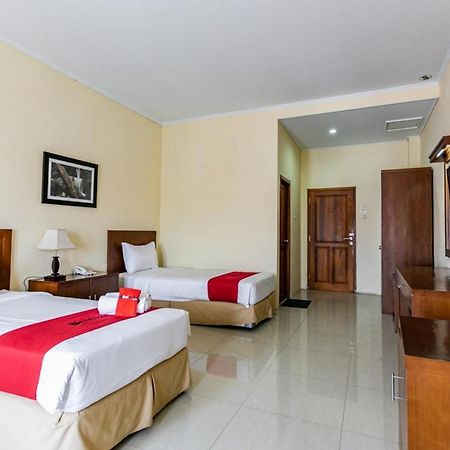 Reddoorz Plus Near Alun Alun Karanganyar Surakarta (Solo) Exterior foto