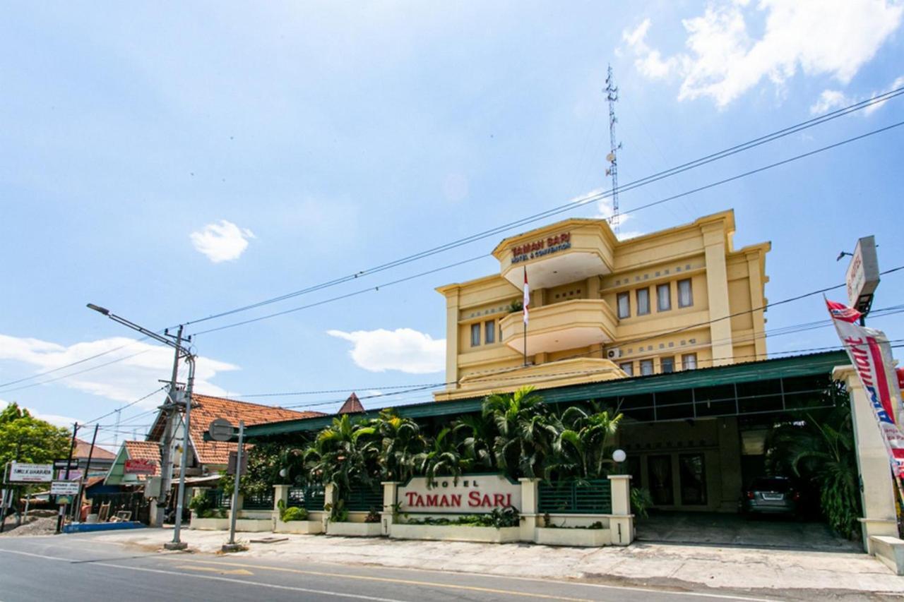 Reddoorz Plus Near Alun Alun Karanganyar Surakarta (Solo) Exterior foto