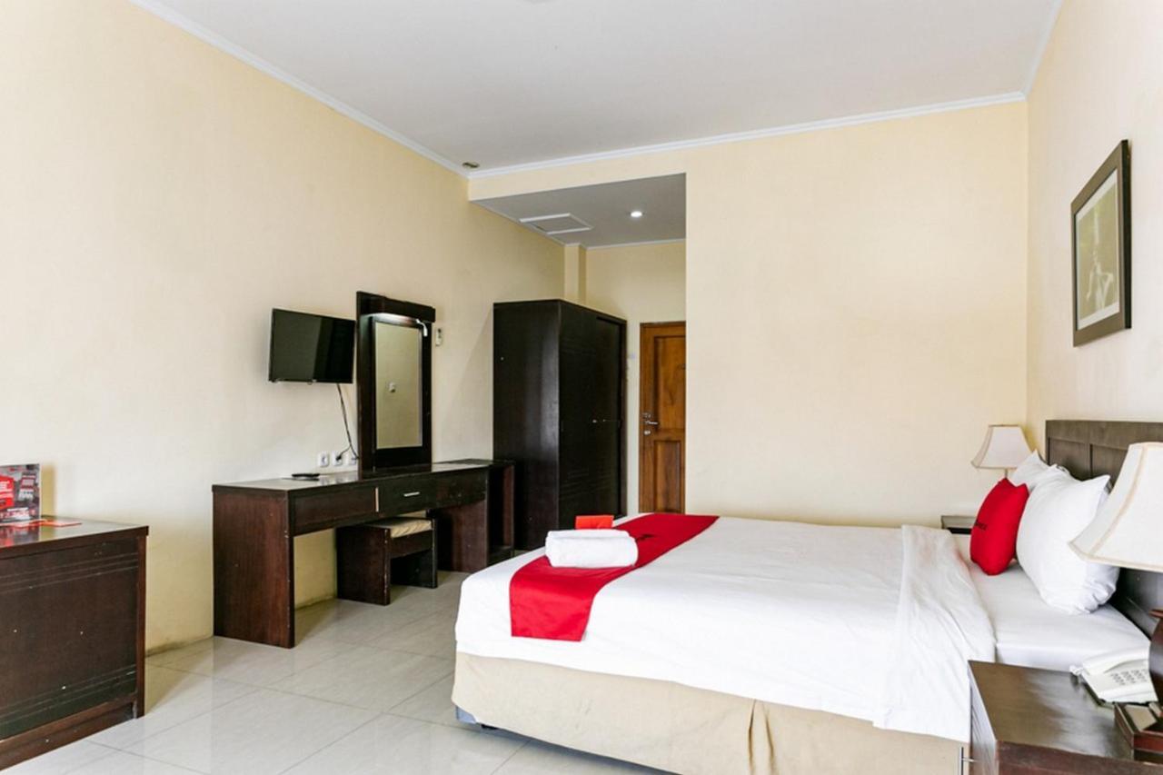 Reddoorz Plus Near Alun Alun Karanganyar Surakarta (Solo) Exterior foto