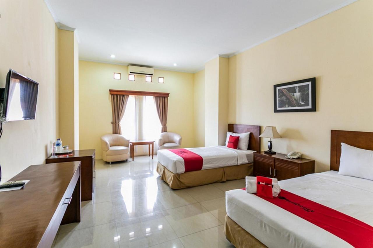 Reddoorz Plus Near Alun Alun Karanganyar Surakarta (Solo) Exterior foto