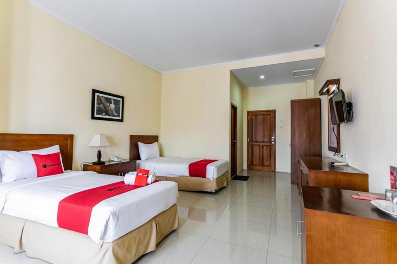 Reddoorz Plus Near Alun Alun Karanganyar Surakarta (Solo) Exterior foto