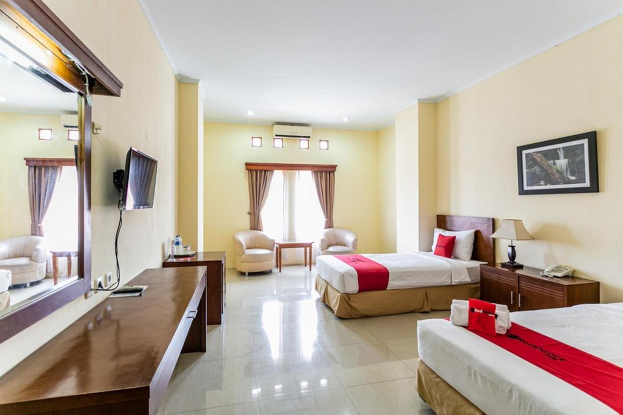 Reddoorz Plus Near Alun Alun Karanganyar Surakarta (Solo) Exterior foto