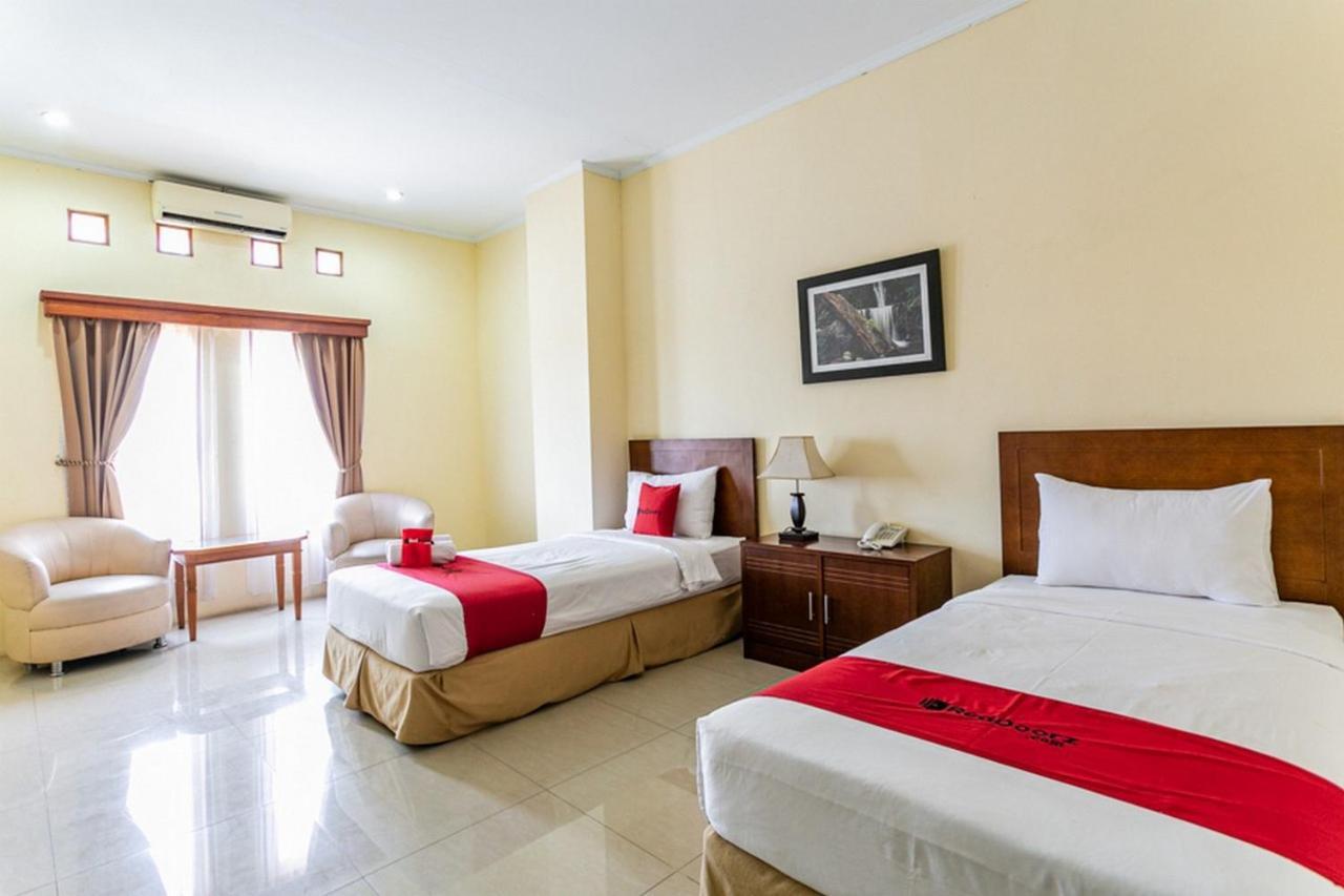 Reddoorz Plus Near Alun Alun Karanganyar Surakarta (Solo) Exterior foto