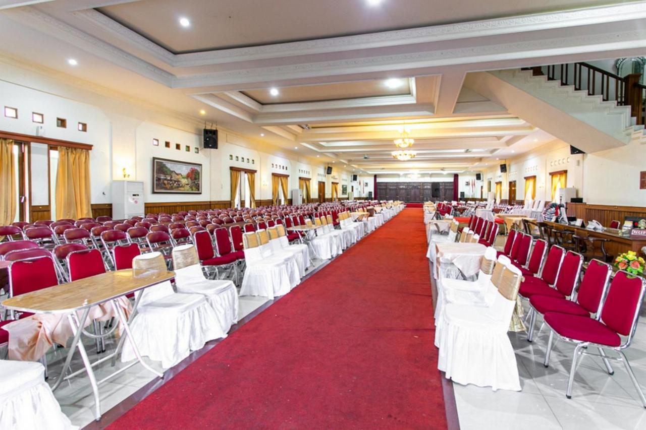 Reddoorz Plus Near Alun Alun Karanganyar Surakarta (Solo) Exterior foto