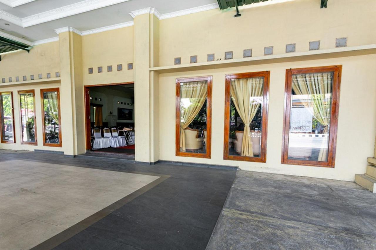 Reddoorz Plus Near Alun Alun Karanganyar Surakarta (Solo) Exterior foto
