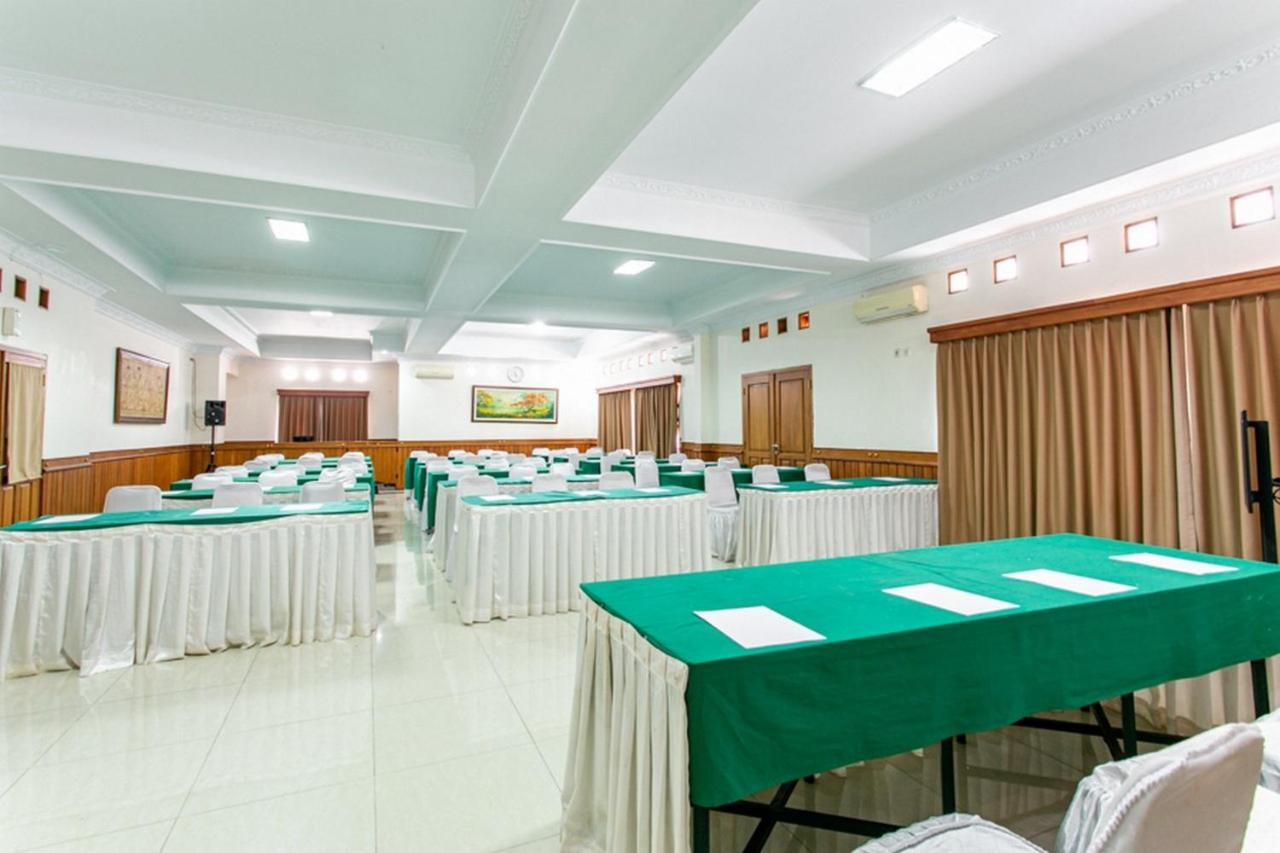 Reddoorz Plus Near Alun Alun Karanganyar Surakarta (Solo) Exterior foto