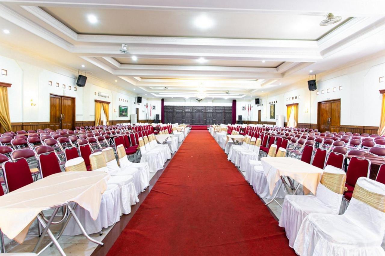 Reddoorz Plus Near Alun Alun Karanganyar Surakarta (Solo) Exterior foto
