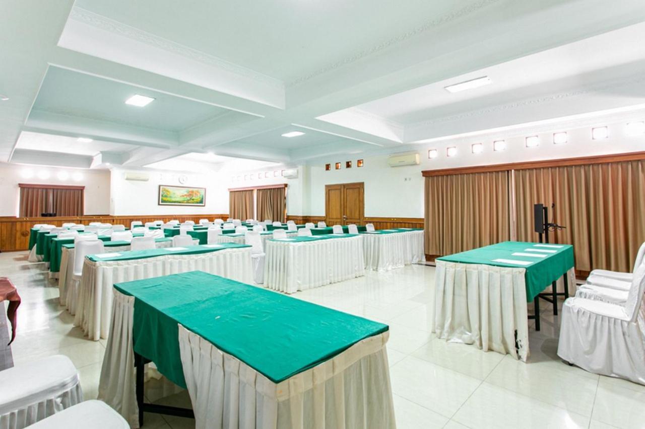 Reddoorz Plus Near Alun Alun Karanganyar Surakarta (Solo) Exterior foto